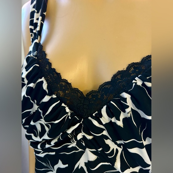 White House Black Market sleeveless top. Black and white with lace. Sz. XL - Picture 3 of 5